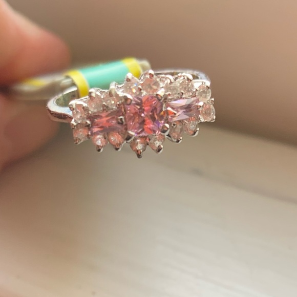 Beautiful woman’s ring - Picture 1 of 8